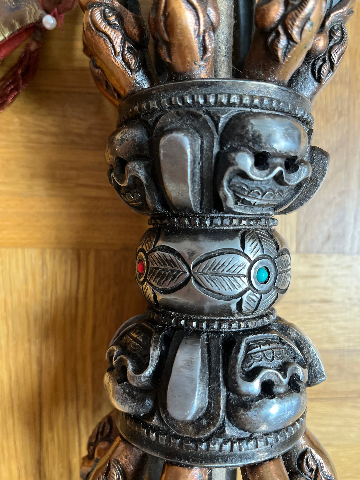 Dorje Vajra mit Citipati und Garudaköpfen aus Eisen mit Kupferaccessoires und Brokat, Größe L, Sonderanfertigung