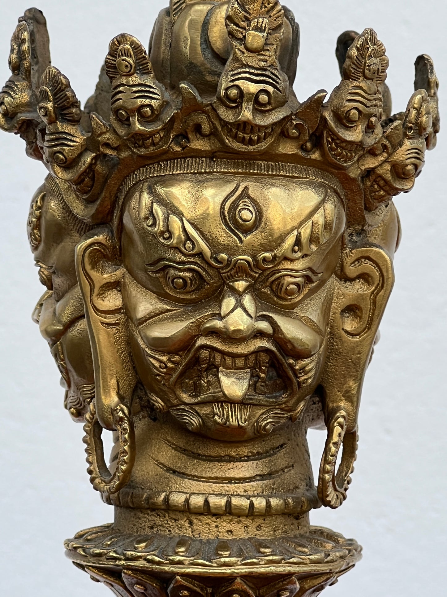 Phurba mit Mahakalakopf, Nagas und Ständer, Messing